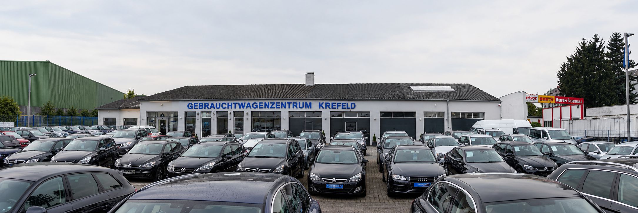 Der Hof des Gebrauchtwagenzentrum Krefeld am Dießemer Bruch 15